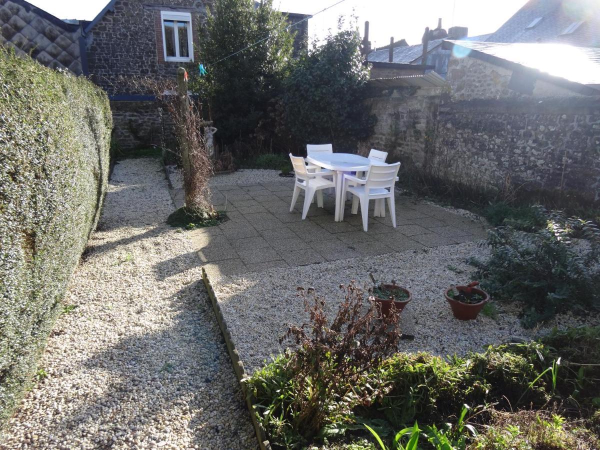 Charming French Cottage-Gite In The Heart Of Quiet Gorron Exterior photo